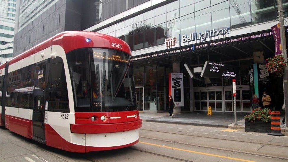 Фотография трамвая в Торонто перед зданием TIFF
