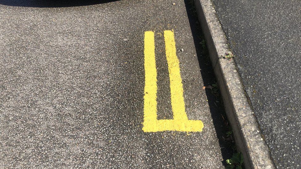 A short double yellow line