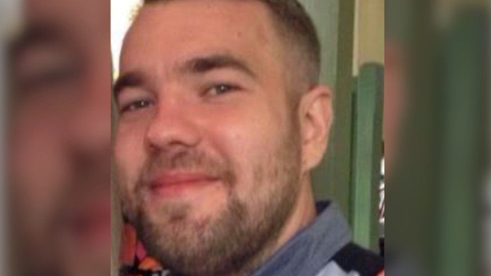 Scott Cooper: Further arrests in Ryde flat murder investigation - BBC News