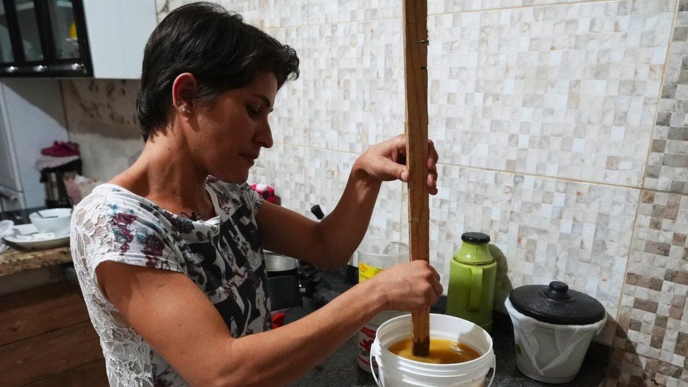 Rosiane Inácio Bulhões de Oliveira making soap in her family home