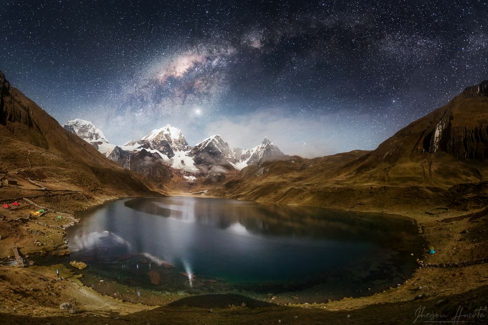 Laguna Carhuacocha en la cordillera Huayhuash en Perú