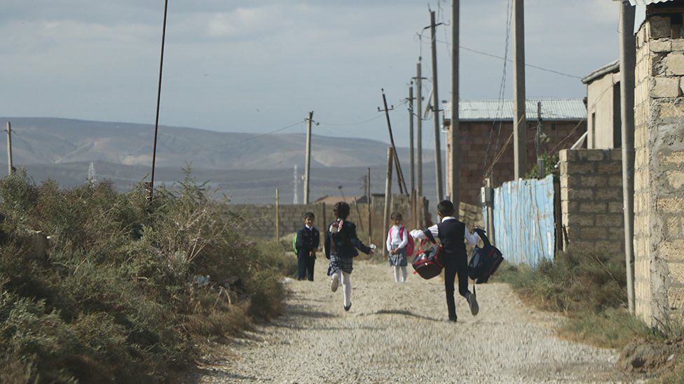 Дети бегут со школы домой