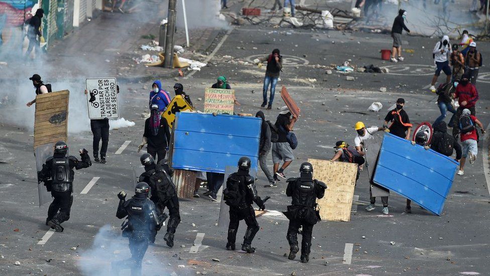 Столкновения демонстрантов с ОМОНом во время акции протеста против предложенной правительственной налоговой реформы в Кали 3 мая