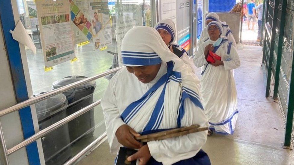 Монахини миссионеров милосердия, учрежденных Матерью Терезой, прибывают в иммиграционный офис в Коста-Рике после того, как правительство Никарагуа закрыло их организацию вместе с другими благотворительными и гражданскими организациями, в Пенас-Бланкас, Коста-Рика, 6 июля 2022 года. || |