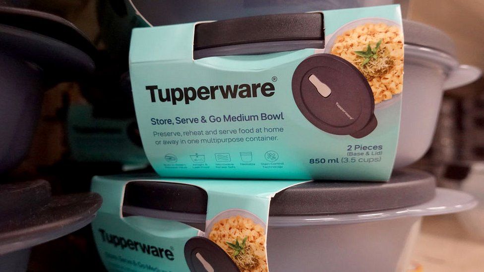 Продукция Tupperware предлагается к продаже в розничном магазине в Чикаго.