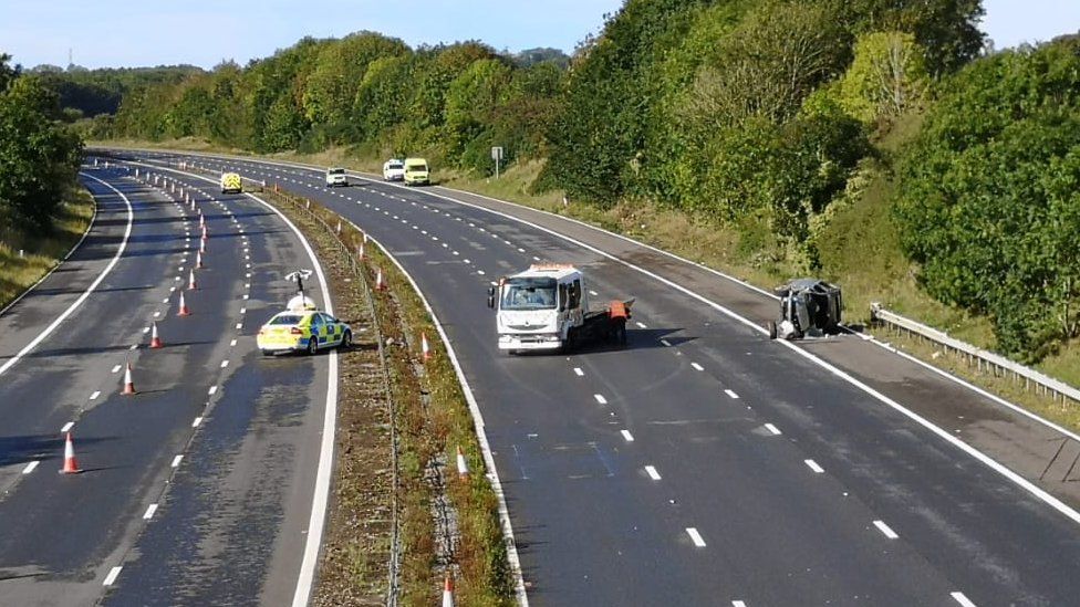 Two people killed in M4 motorway crashes - BBC News