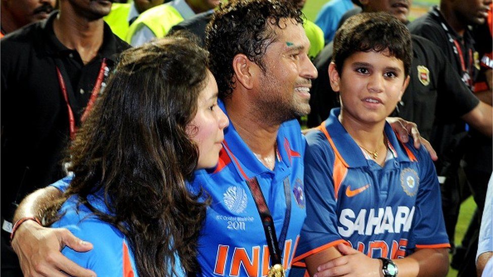 Индийский игрок Сачин Тендулкар (в центре) гуляет со своими детьми Арджуном (справа) и дочерью Сарой (слева) после того, как Индия победила Шри-Ланку в финале чемпионата мира по крикету ICC 2011, который проходил на стадионе Ванкхеде в Мумбаи 2 апреля. , 2011.