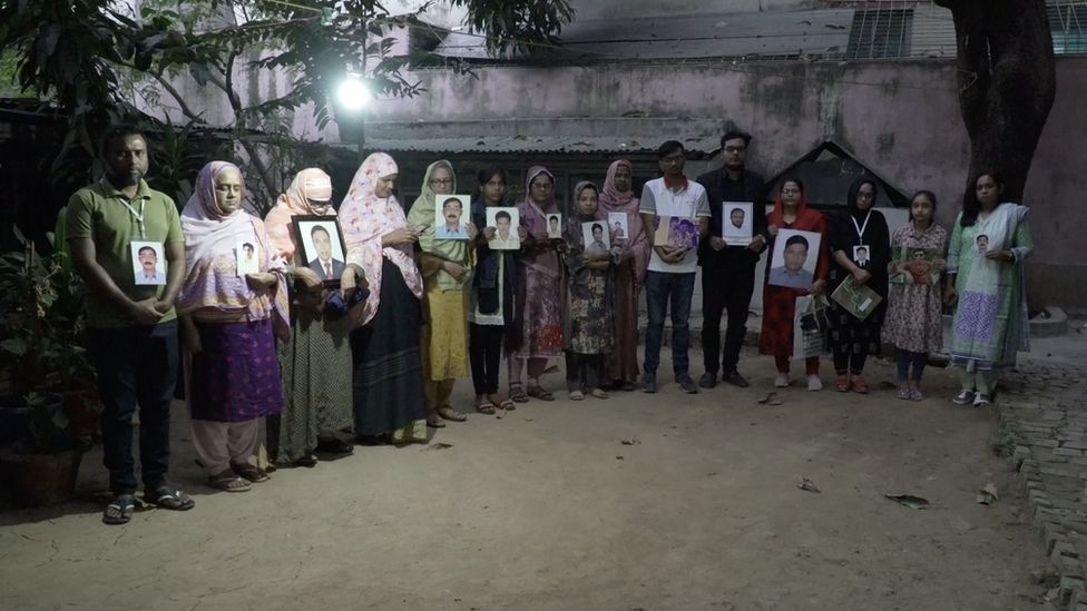 Семьи держат фотографии своих пропавших близких