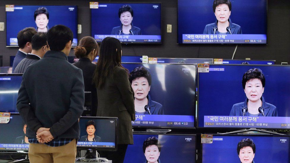 People watch President Park on TV in Seoul, 4 November