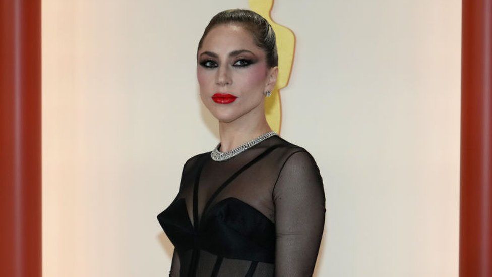 Lady Gaga completamente maquillada en la alfombra de champán (roja) antes de los Oscar