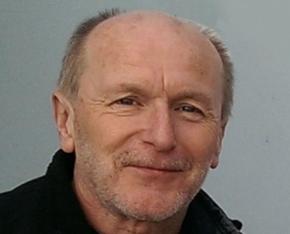 Charli Britton, drymiwr Edward H. Dafis, wedi marw - BBC Cymru Fyw