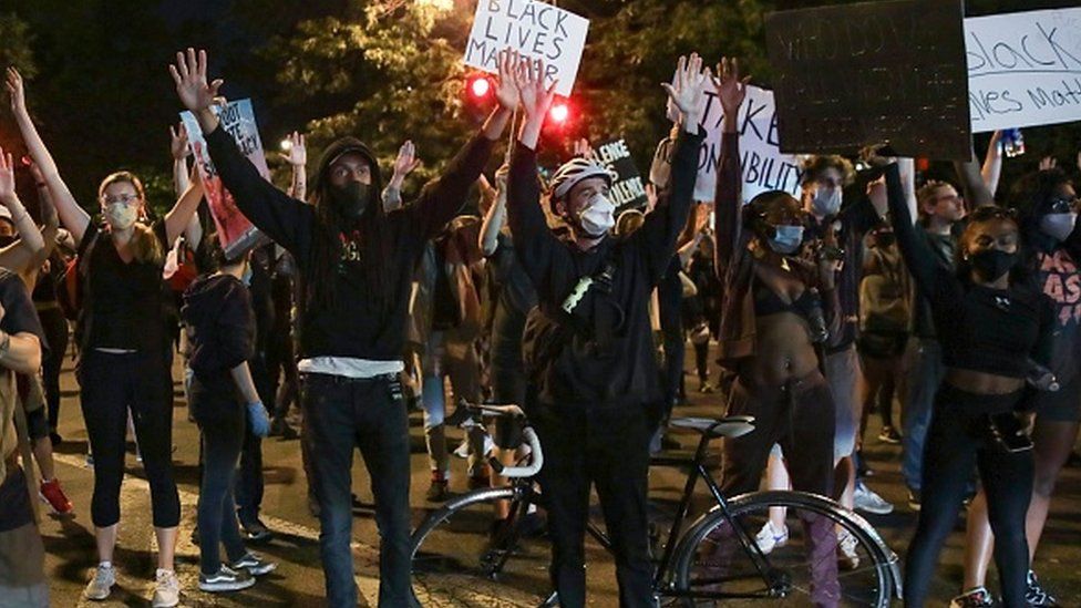 Гибель Джорджа Флойда: акции протеста в США продолжаются, но ...