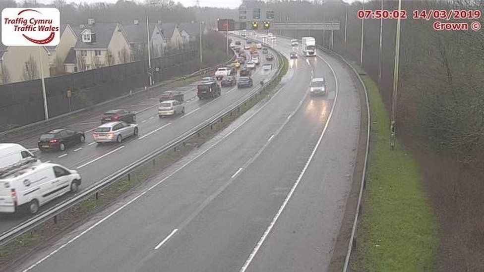 Queues at junction 32 M4