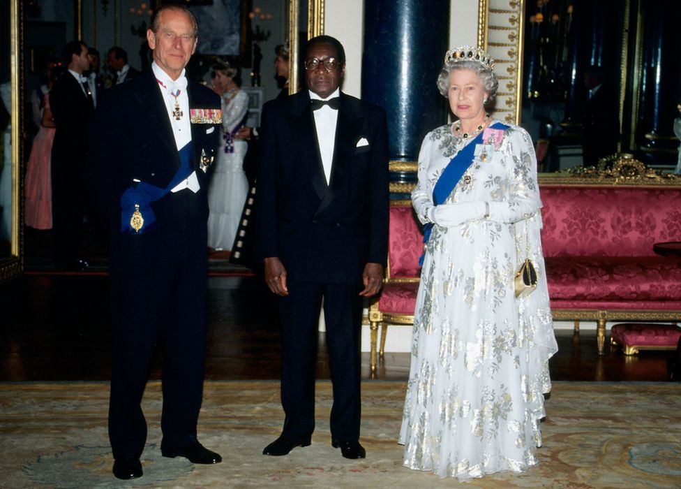 La reine Elizabeth II et le prince Philip avec l'ancien président du Zimbabwe Robert Mugabe