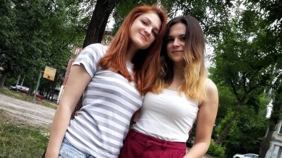 Mariana (L) with her friend, Ksenia Faryna ®