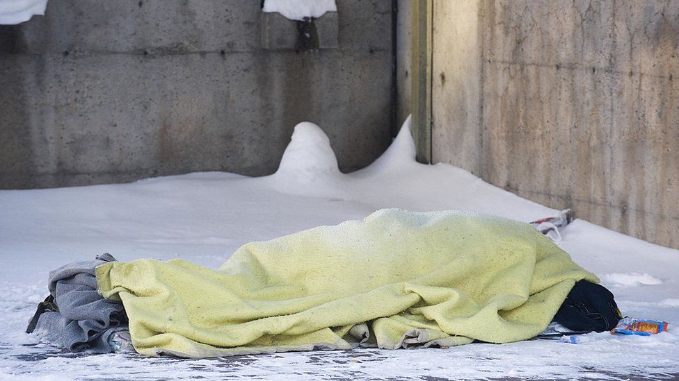 Фотография из архива, на которой спит бездомный в Монреале, Канада