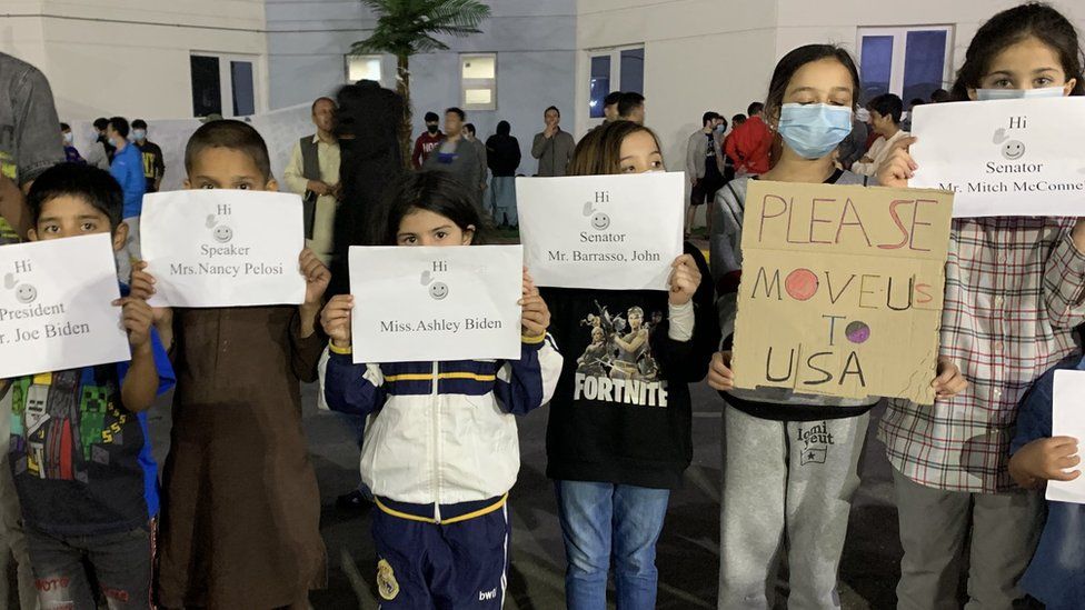 Архивное фото, на котором афганские дети в приюте для просителей убежища в Абу-Даби протестуют против отказа США переселить их (13 февраля 2022 г.)