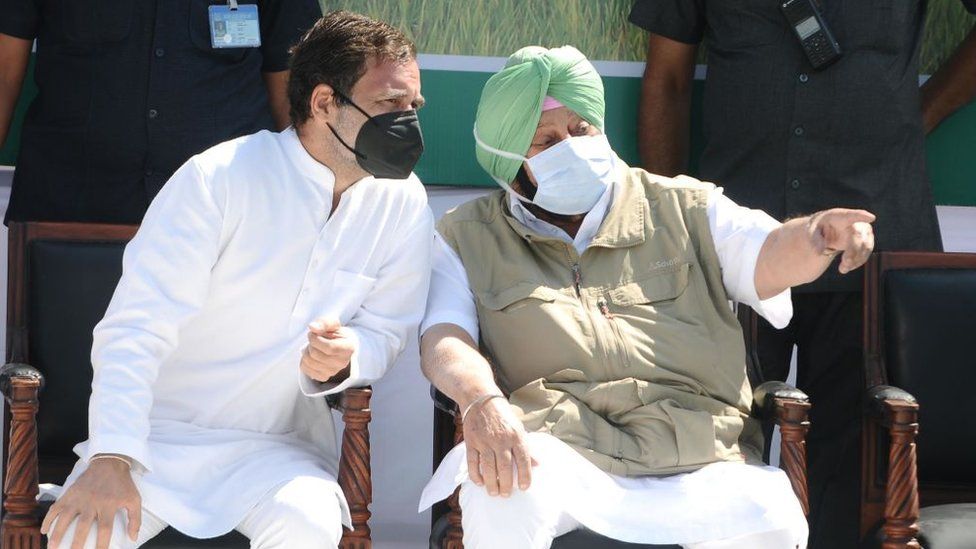 Лидер Конгресса Рахул Ганди взаимодействует с главным министром Пенджаба капитаном Амариндер Сингхом во время праздника Кхети Бачао Ятра в знак протеста против новых сельскохозяйственных счетов 5 октября 2020 года в Сангруре, Индия.