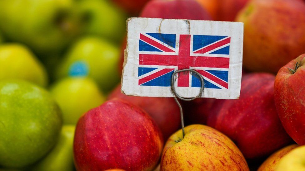 Британский флаг на куче яблок