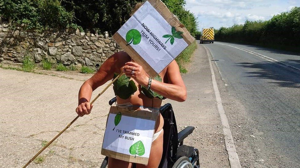Somerset woman stages naked protest at overgrown hedge - BBC News