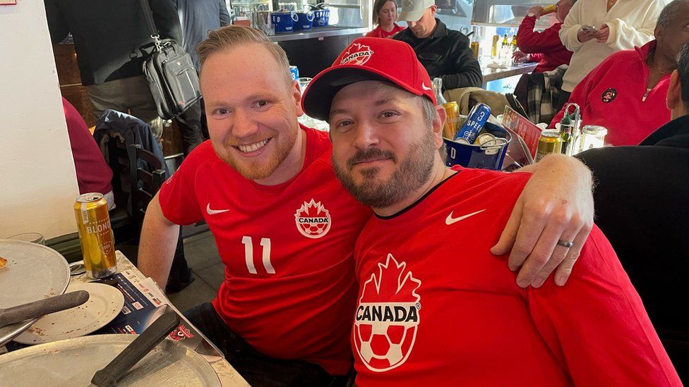 Двое болельщиков из Канады смотрят первую игру команды на чемпионате мира в баре Торонто