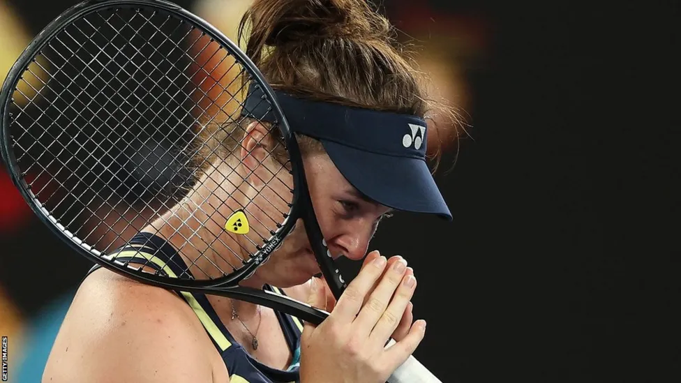 Australian Open 2024: Linda Noskova Upsets Iga Swiatek in Thrilling Third Round Clash.