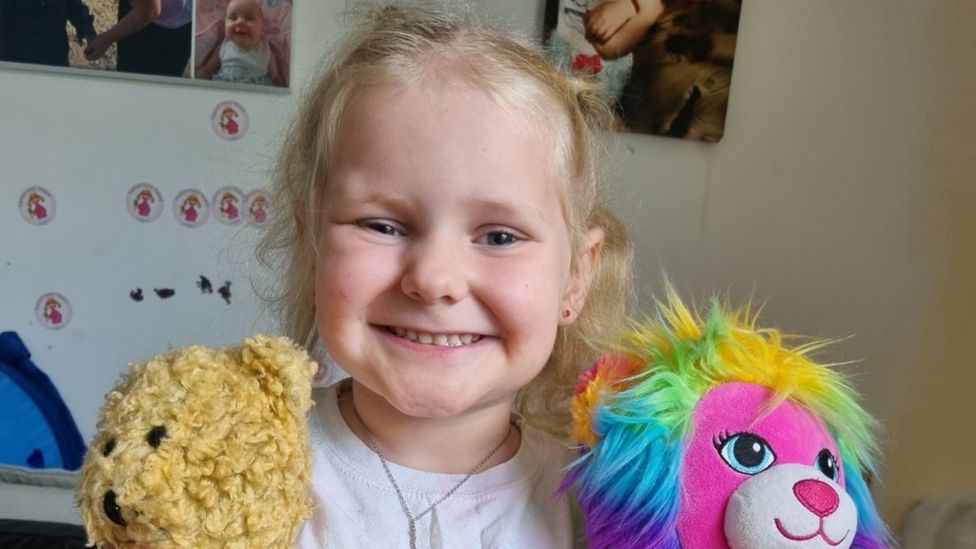 Poole girl Violet, six, to get Inspirational Child award - BBC News