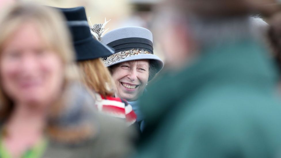 Cheltenham Festival: Racing fans descend on Prestbury Park - BBC News