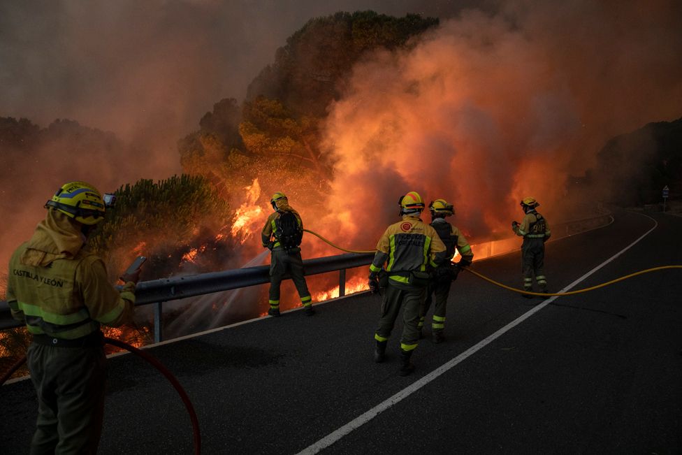 Пожарные Brigadas de Refuerzo en Incendios Forestales (BRIF) борются с лесным пожаром, приближающимся к домам в Эль-Ойо-де-Пинарес, 18 июля 2022 года в Авила, Испания.