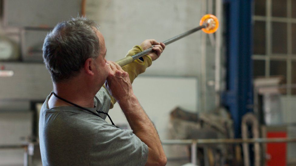 Mouth-blown flat glass making