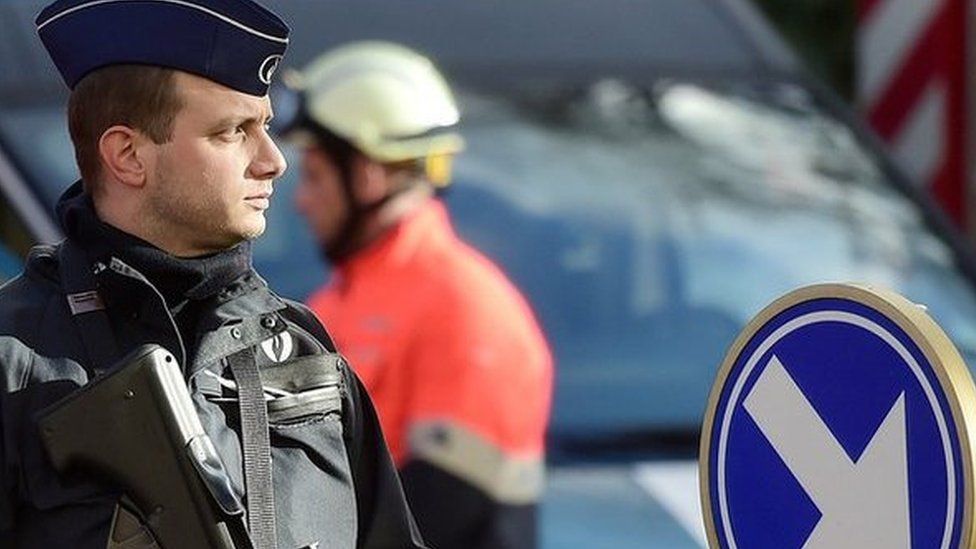 Policeman outside the Grand Mosque in Brussels (26 Nov)