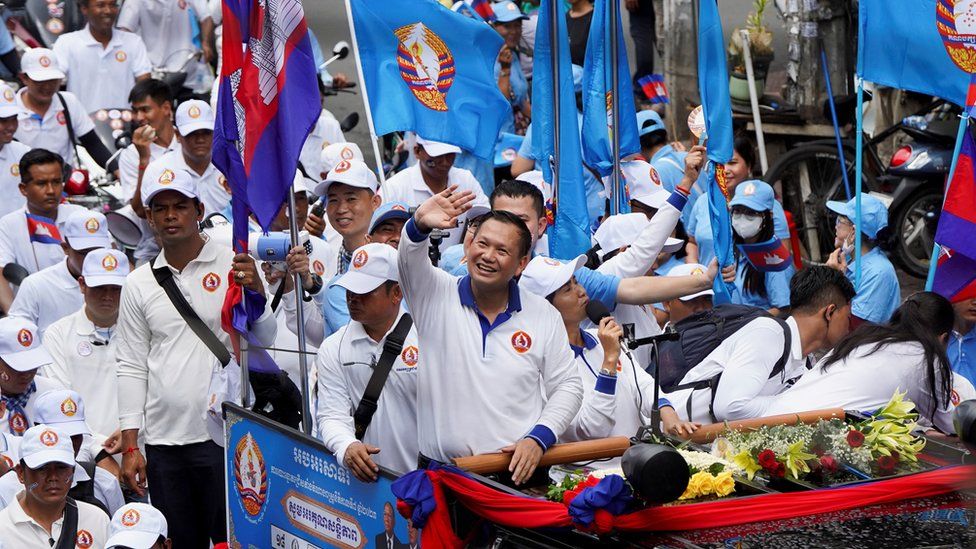 Хун Манет, сын премьер-министра Камбоджи Хун Сена , присутствует на финальной избирательной кампании Камбоджийской народной партии (НПК)