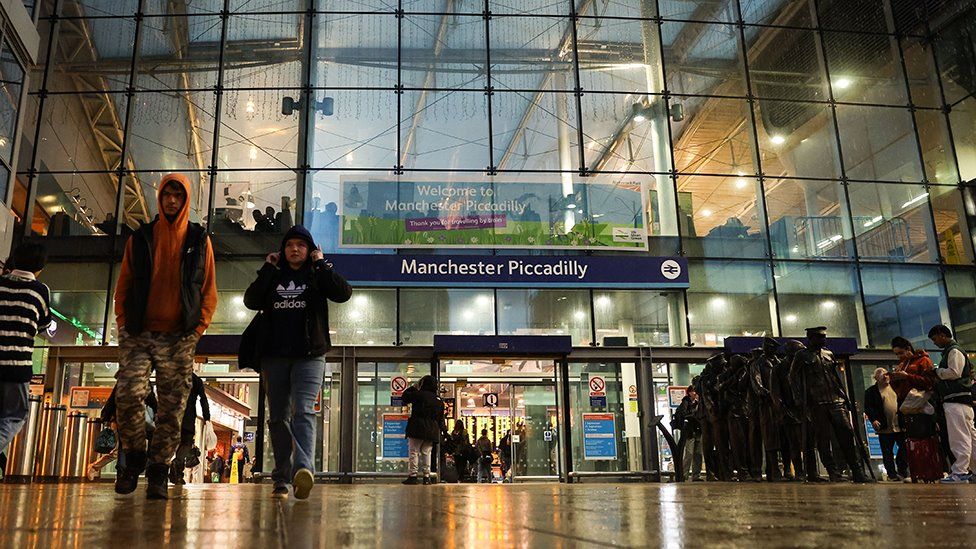 Manchester Piccadilly overhead wire damage cancels rush hour