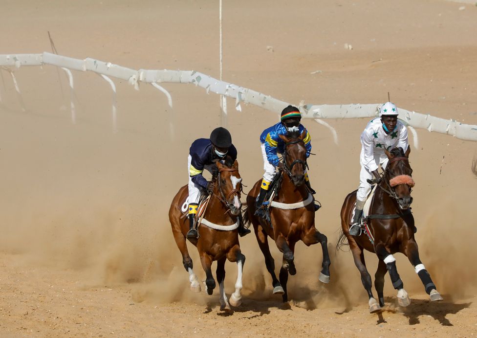 Фаллоу Диоп участвует в гонке в Тиесе, Сенегал, 7 февраля 2021 г.