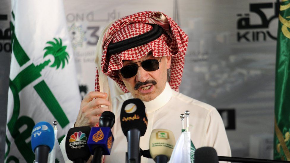El príncipe saudita Alwaleed bin Talal habla durante una conferencia de prensa el 11 de mayo de 2017 en la ciudad de Jeddah, en el Mar Rojo.