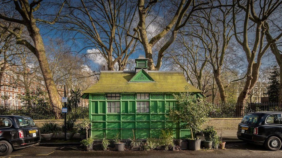 The green cabmen's shelter in Wellington Place, St John's Wood, with taxis either side of it