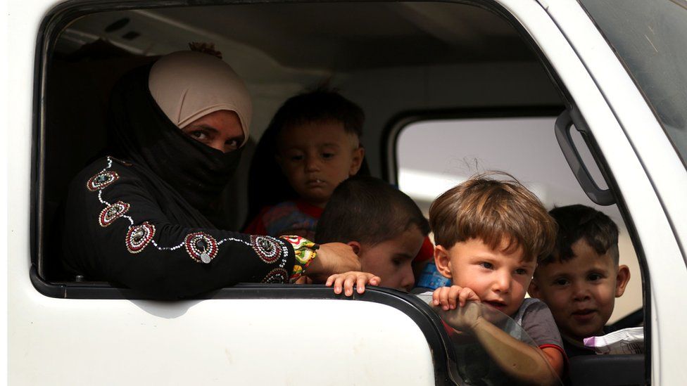 People flee Mosul in Iraq