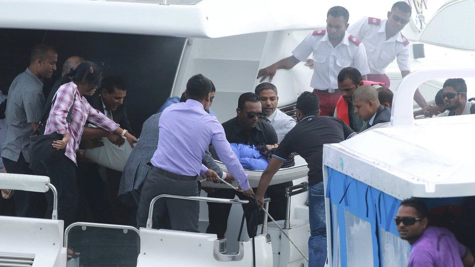 Officials carry an injured woman off the speedboat of Maldives President Abdulla Yameen (not pictured) after an explosion onboard, in Male, Maldives on 28 September 2015