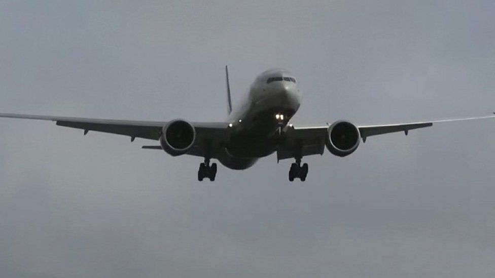 Plane struggles to land in strong winds