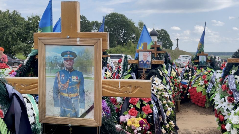 Friedhof im Dorf Vybuty