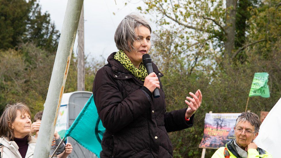 Фотография, на которой изображена Сара Финч, которая с 2012 года ведет кампанию против нефтяных скважин в Хорс-Хилл