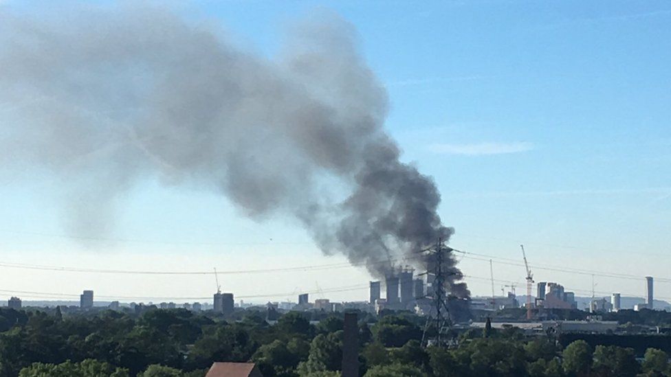 Leyton fire: Dozens of firefighters tackle warehouse blaze - BBC News