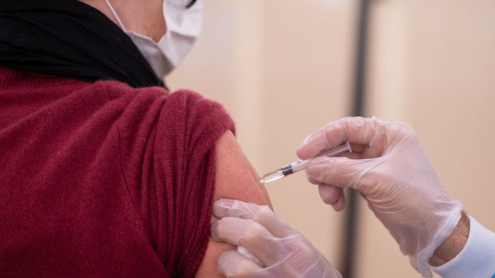 A person is injected in the arm