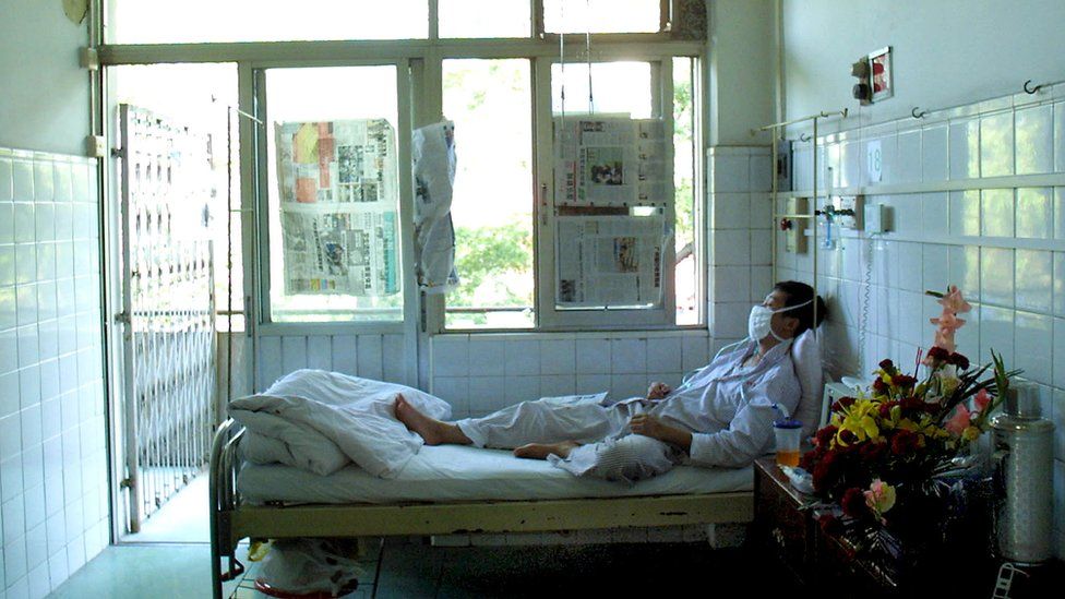 A man recovering from SARS at the No. 1 People's Hospital in Guangzhou, southern China's Guangdong province 25 April 2003