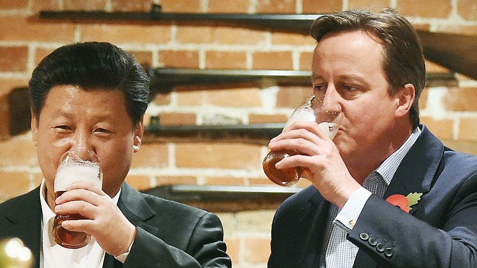 Then-Prime Minister David Cameron has a pint of beer with Chinese President Xi Jinping during a state visit to the UK in 2015