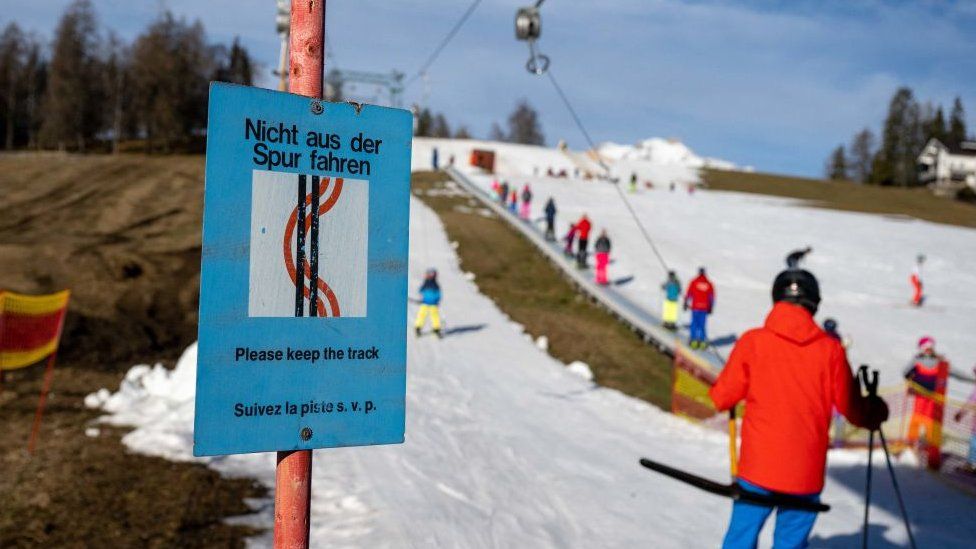 Знак информирует лыжных туристов, чтобы они не сбивались с пути на горнолыжном склоне в Зеефельде, Австрия, 2 января 2023 г.