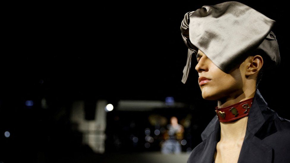 Модель представляет творение дизайнера Андреаса Кронталера в рамках показа женской коллекции готовой одежды весна/лето 2024 для модного дома Vivienne Westwood во время Парижской недели моды в Париже, Франция, 30 сентября 2023 г.