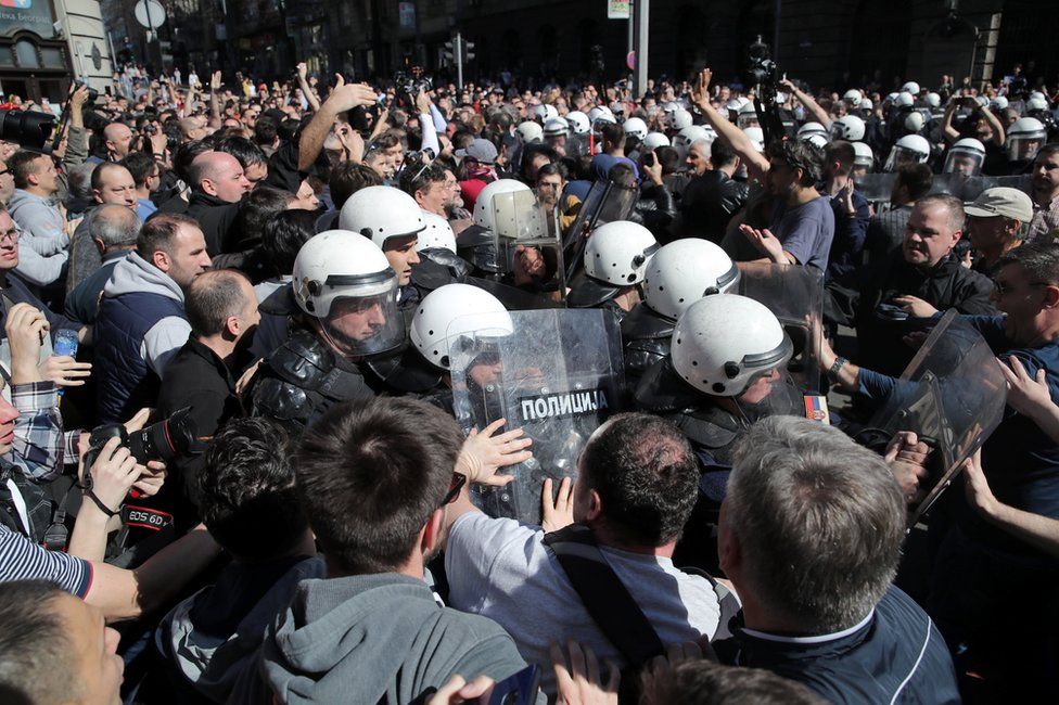 Protesters face riot police outside the residence of Serbian President Aleksandar Vucic in Belgrade. Photo: 17 March 2019
