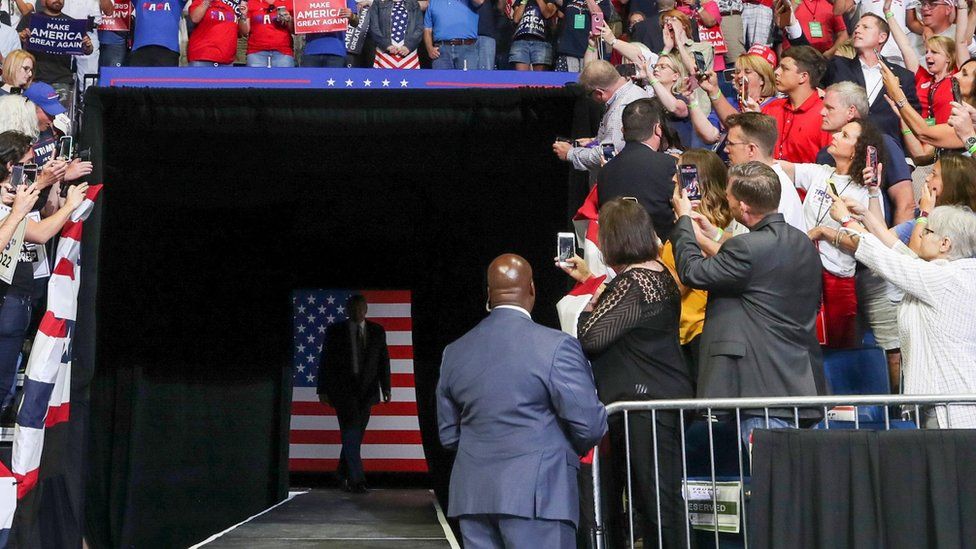 A US Secret Service agent watches President Donald Trump arrive at a campaign rally in Tulsa, Oklahoma (20 June 2020)