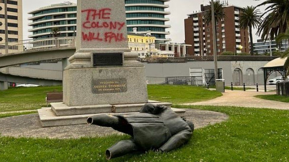 A cut down Captain Cook statue